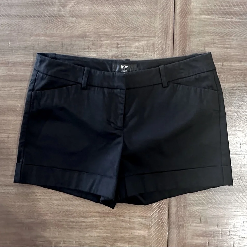 Mossimo Women's Black Cotton Stretch Cuffed Chino Short Shorts Size 8 - Picture 2 of 12